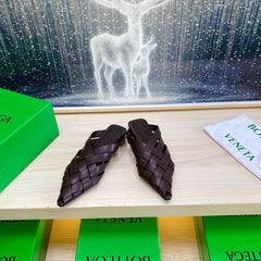 ALFIE LEATHER FLAT MULES IN CHOCOLATE BROWN PATENT CALFSKIN WITH WOVEN DESIGN