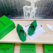 ALFIE LEATHER FLAT MULES IN EMERALD GREEN PATENT CALFSKIN WITH WOVEN DESIGN