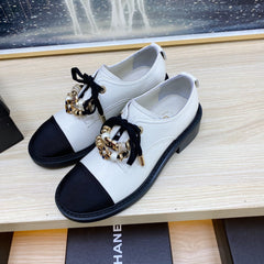 CC COMBAT OXFORD SHOES IN WHITE WRINKLED CALFSKIN AND BLACK GROSGRAIN WITH FAUX PEARL