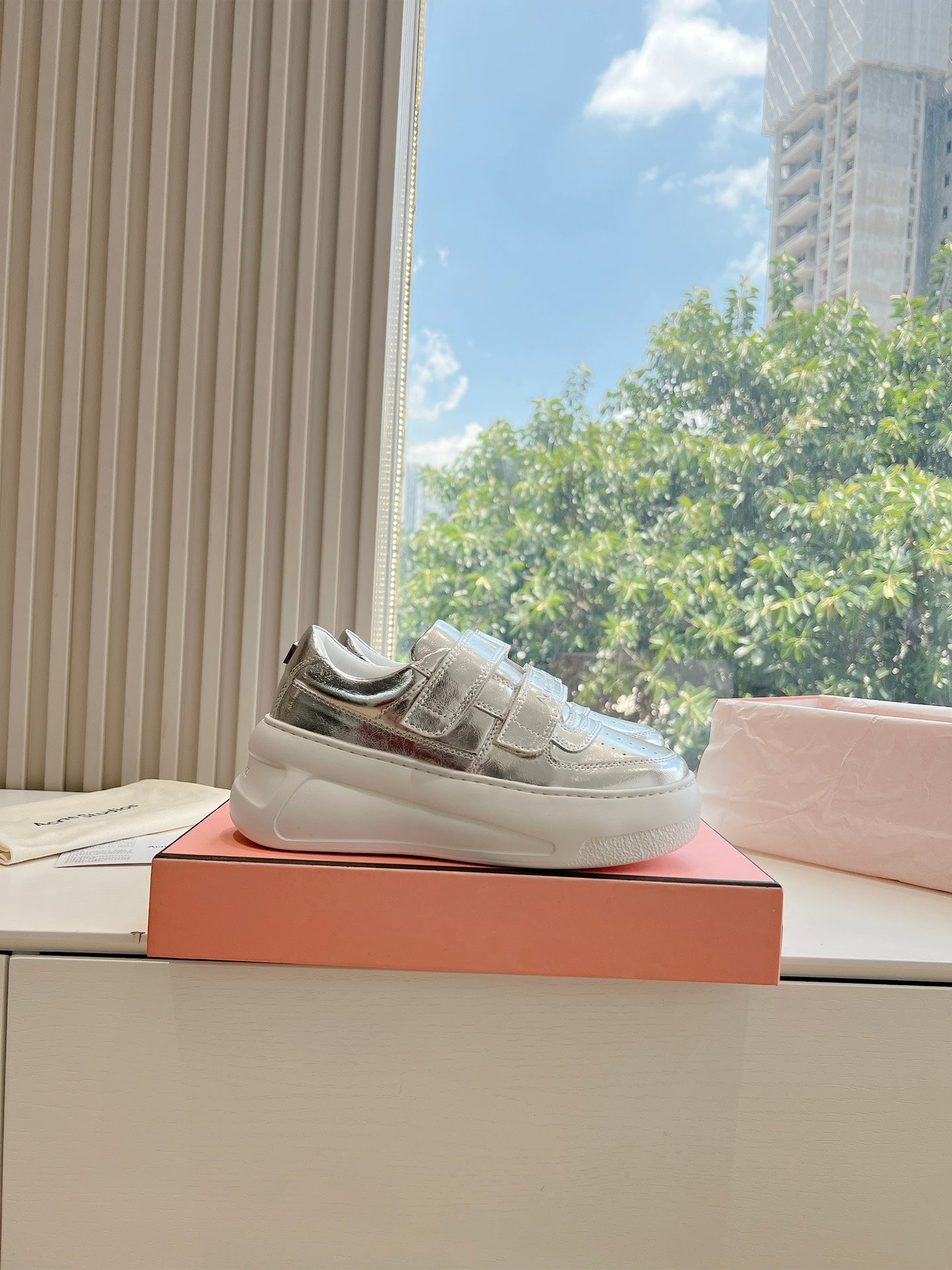 ACNE STUDIO SNEAKER IN SILVER LAMBSKIN