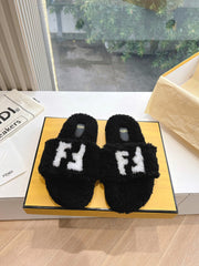 FLAT SLIDE IN BLACK FLEECE WITH WHITE LOGO