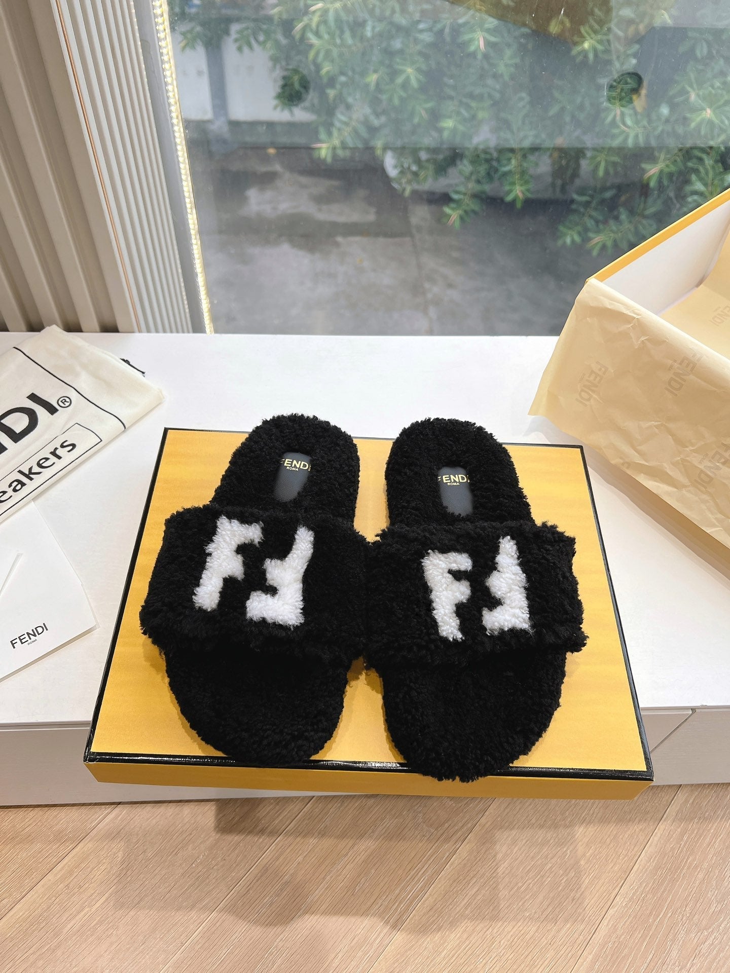 FLAT SLIDE IN BLACK FLEECE WITH WHITE LOGO