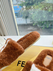 FLAT SLIDE IN GINGERBREAD BROWN FLEECE WITH WHITE LOGO
