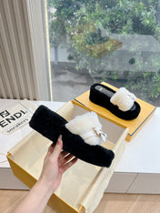 THICK-SOLDED SLIPPER IN WHITE MIX BLACK LAMB FUR