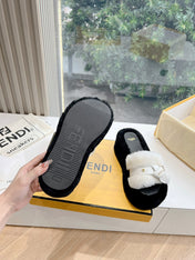 THICK-SOLDED SLIPPER IN WHITE MIX BLACK LAMB FUR