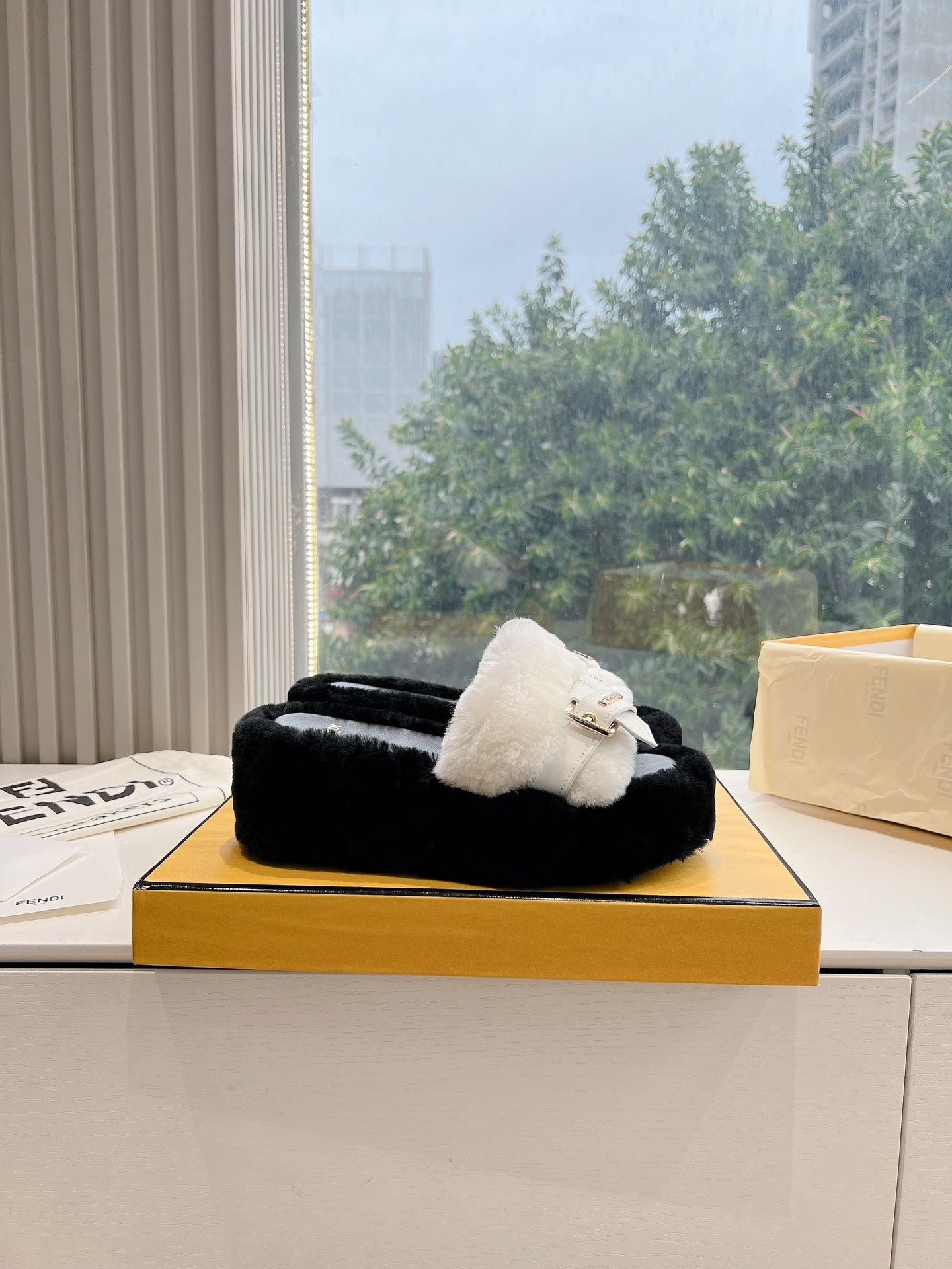 THICK-SOLDED SLIPPER IN WHITE MIX BLACK LAMB FUR