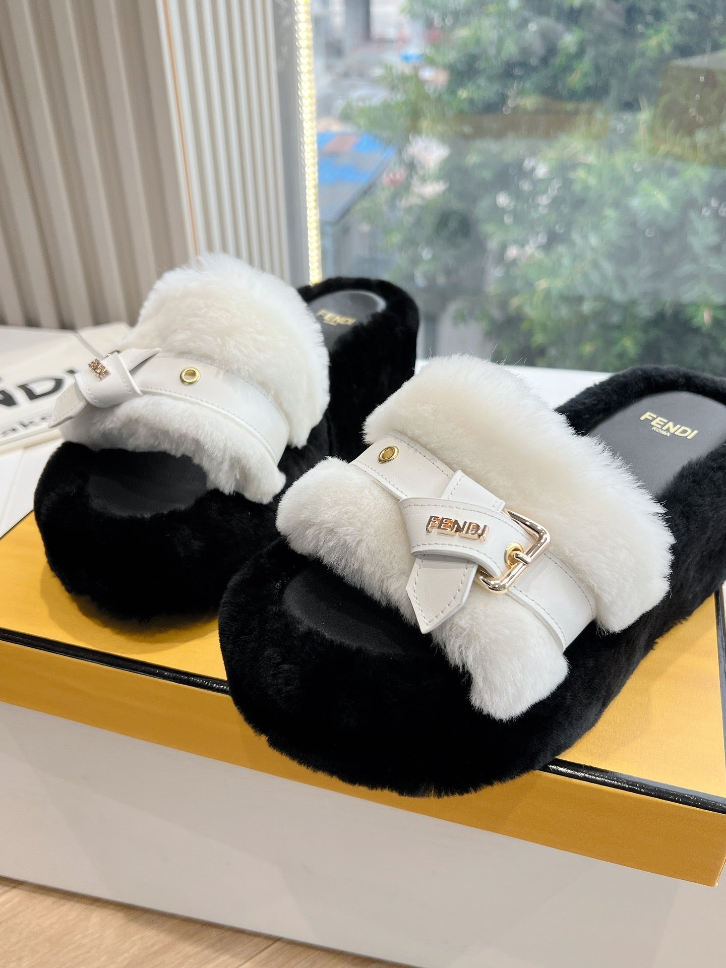 THICK-SOLDED SLIPPER IN WHITE MIX BLACK LAMB FUR