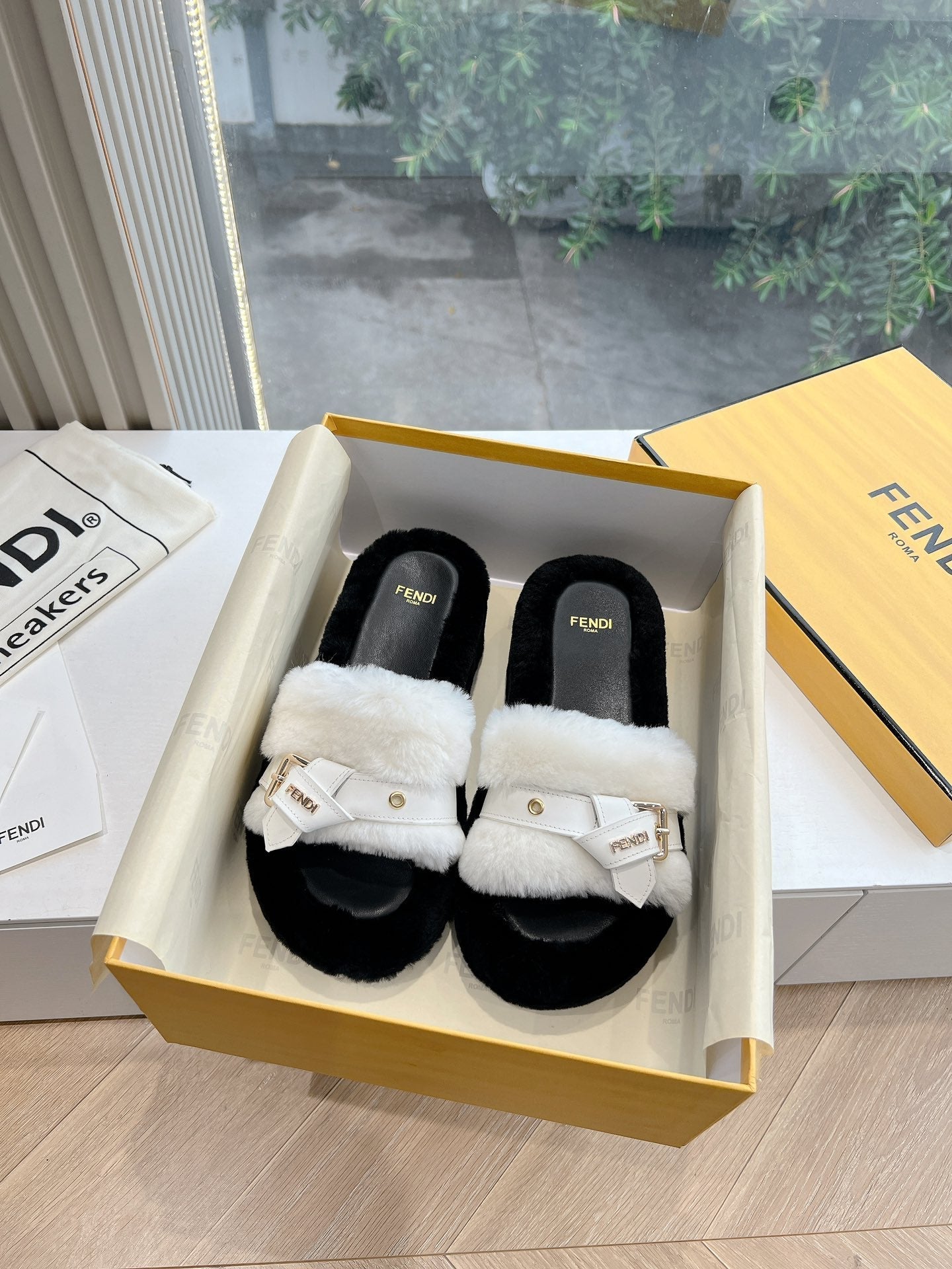 THICK-SOLDED SLIPPER IN WHITE MIX BLACK LAMB FUR