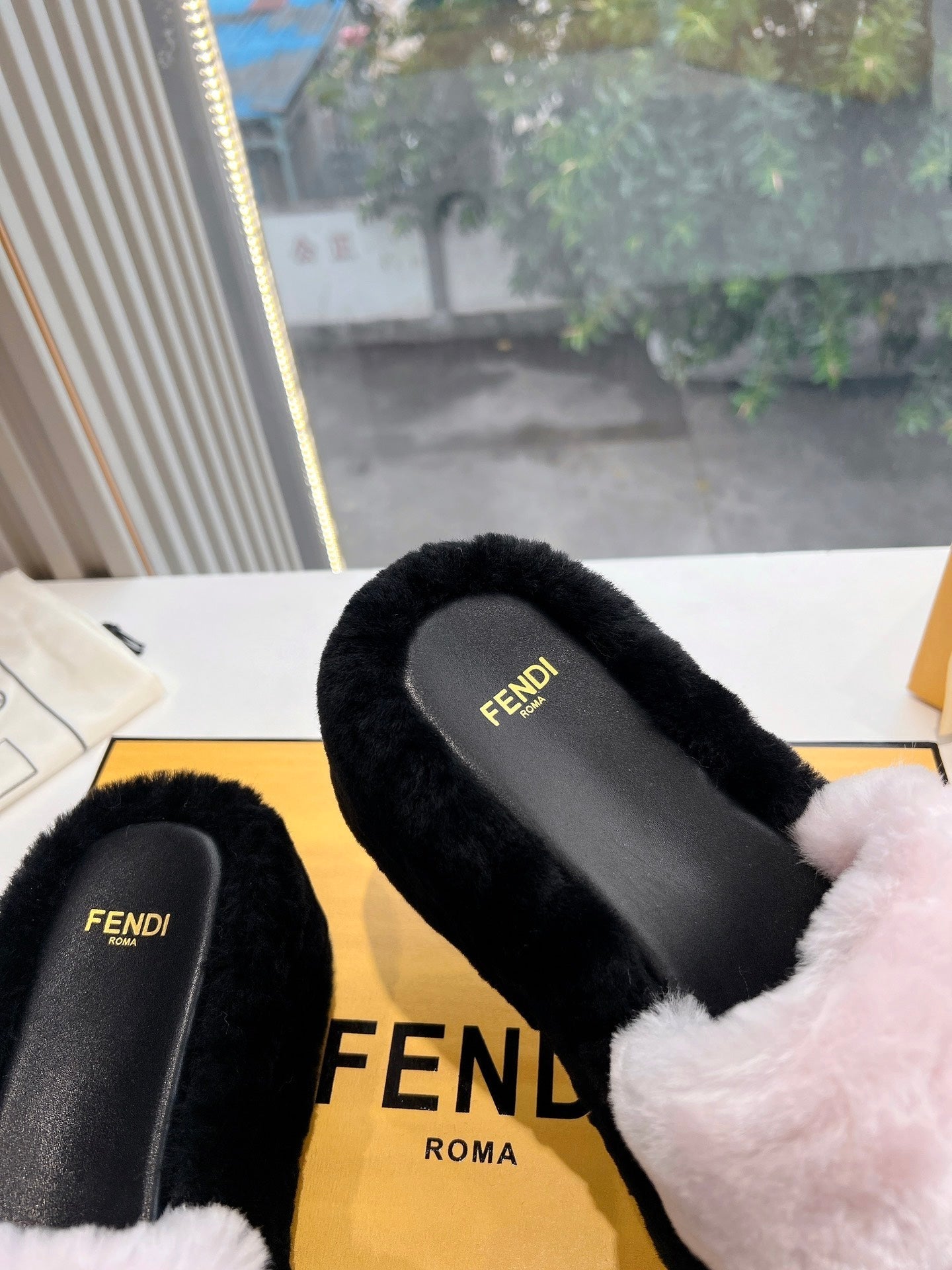THICK-SOLDED SLIPPER IN BABY PINK MIX BLACK LAMB FUR
