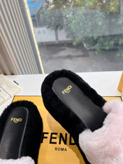 THICK-SOLDED SLIPPER IN BABY PINK MIX BLACK LAMB FUR