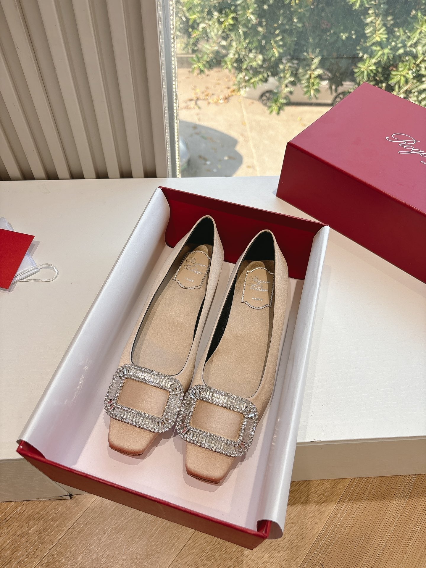 BELLE VIVIER BALLERINAS IN BEIGE SILK