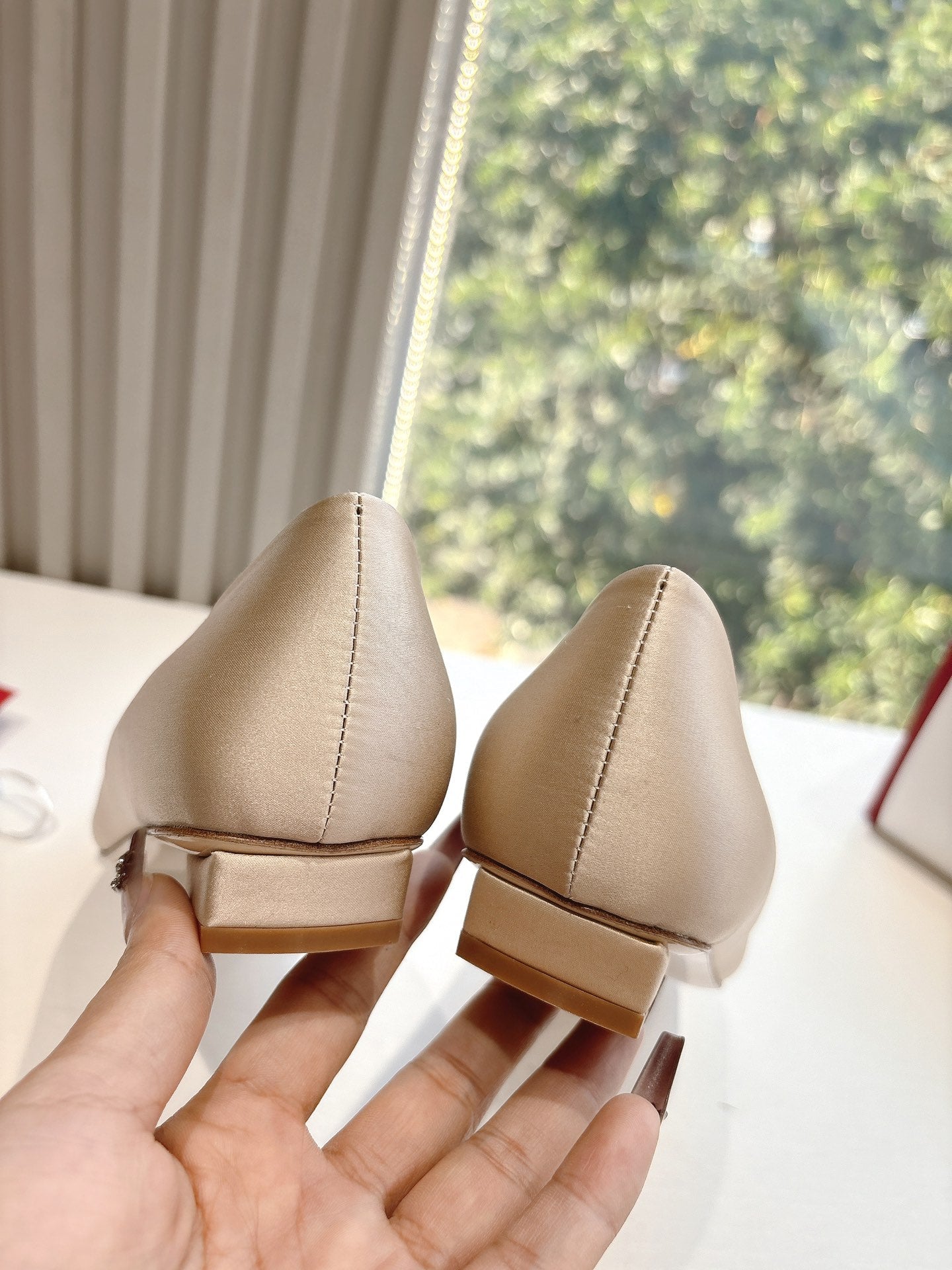 BELLE VIVIER BALLERINAS IN BEIGE SILK