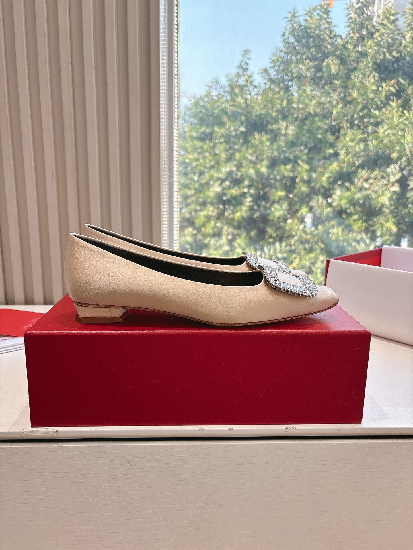 BELLE VIVIER BALLERINAS IN BEIGE SILK