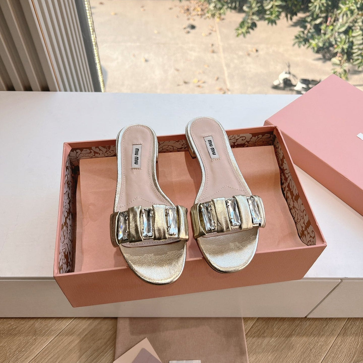 SLIDE SANDALS ATTACHED DIAMOND IN GOLD METALLIC LAMBSKIN