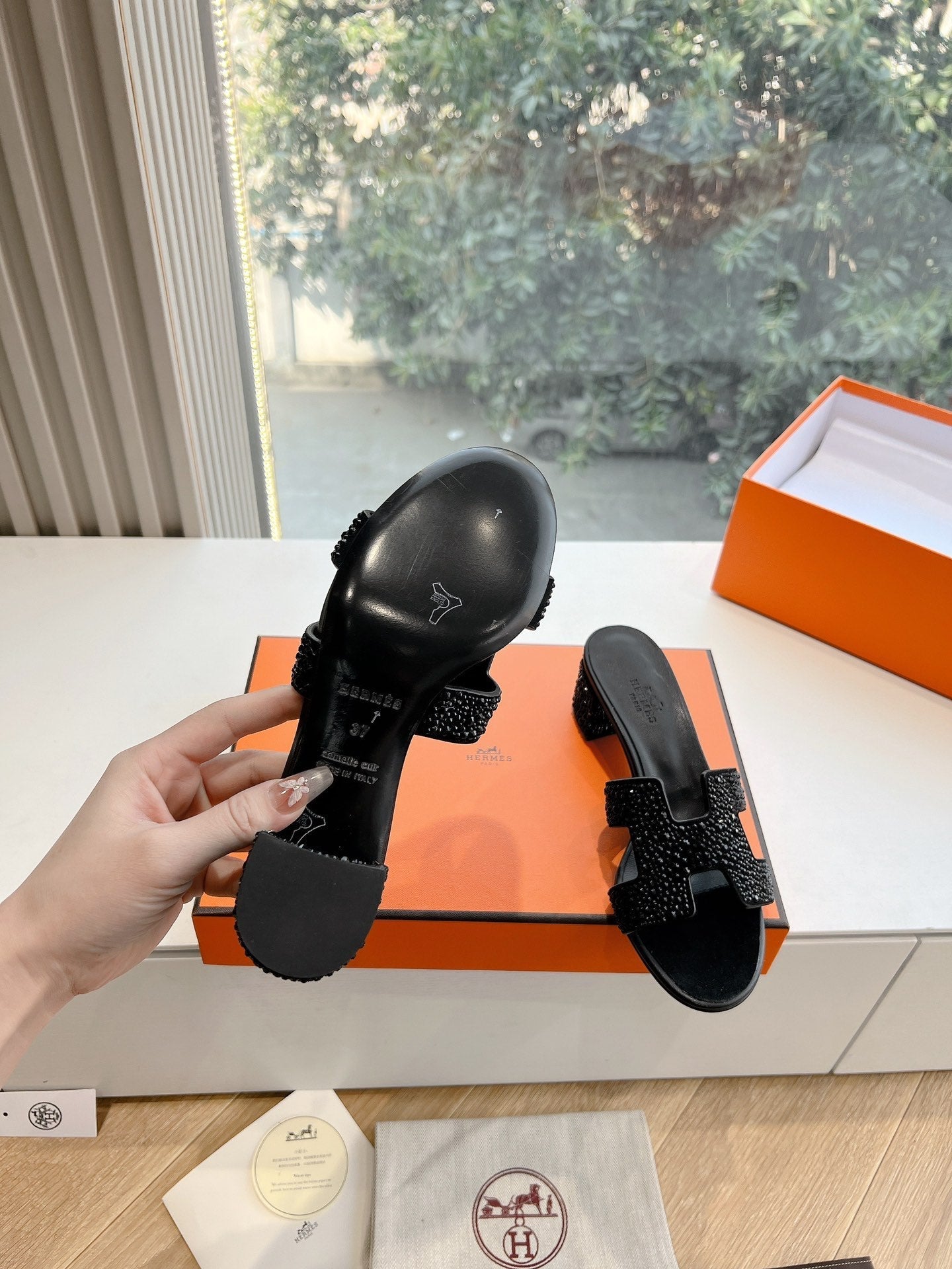 0ASIS SANDAL IN BLACK SUEDE WITH CRYSTALS