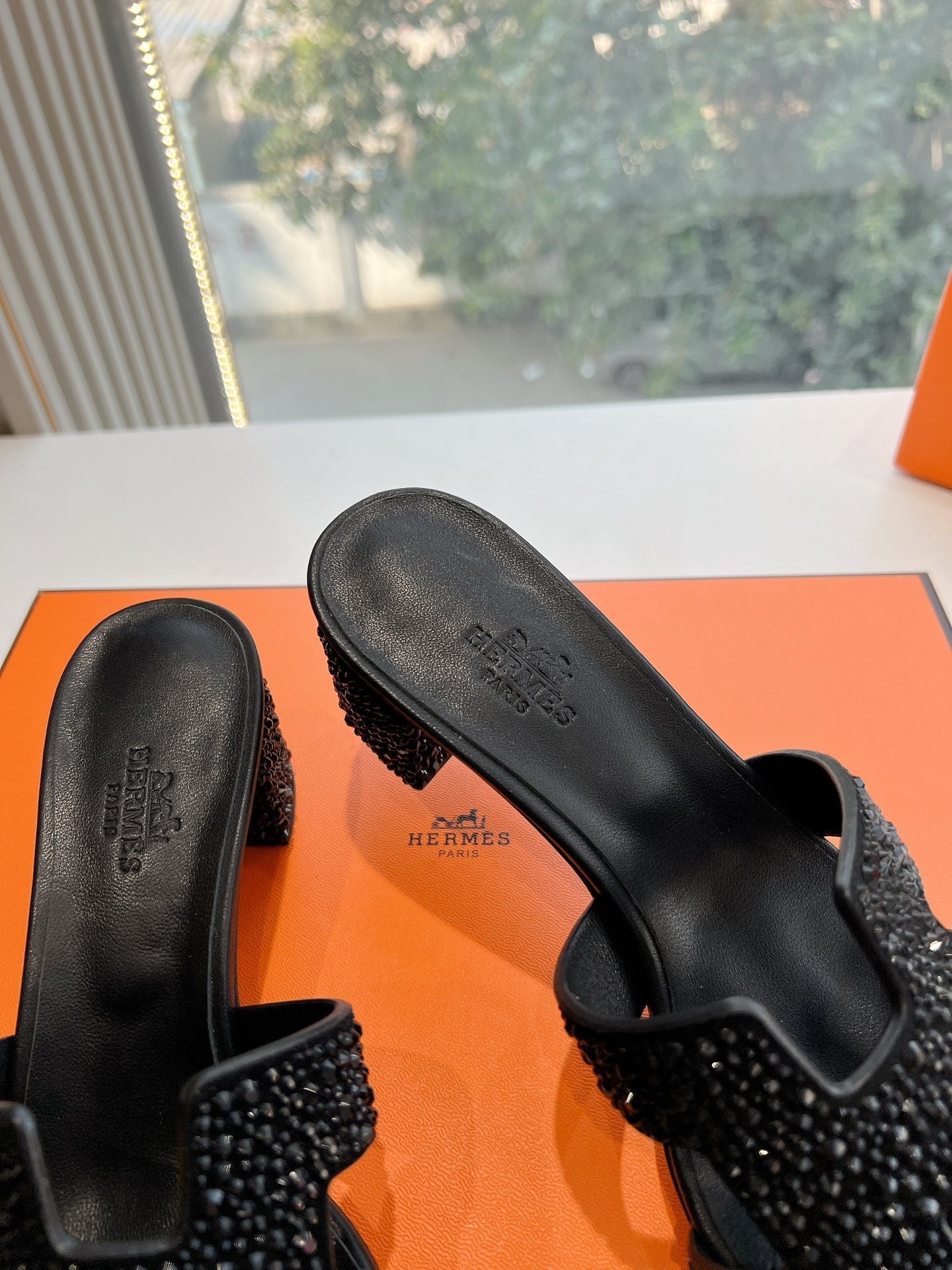 0ASIS SANDAL IN BLACK SUEDE WITH CRYSTALS