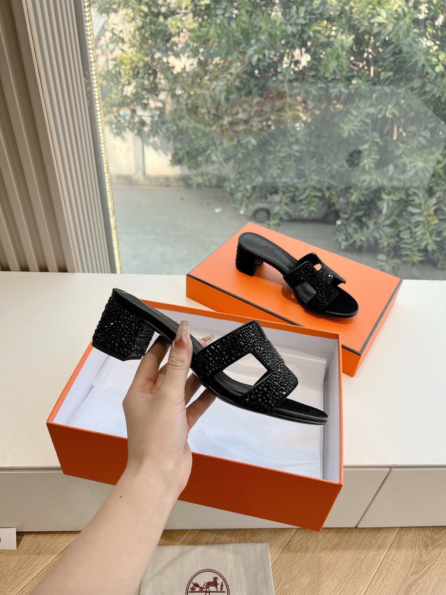 0ASIS SANDAL IN BLACK SUEDE WITH CRYSTALS