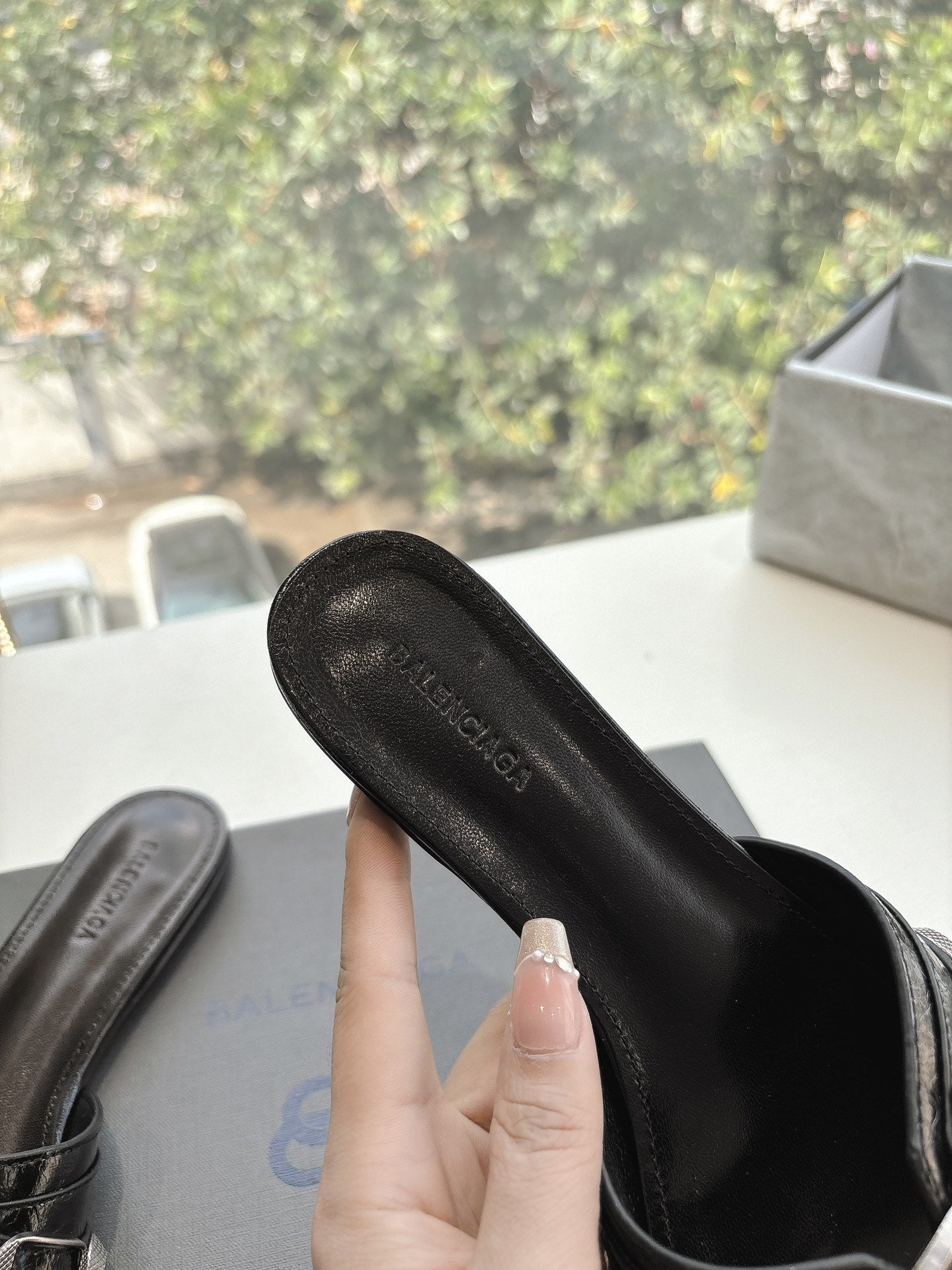 CAGOLE FLAT MULES IN BLACK CALFSKIN