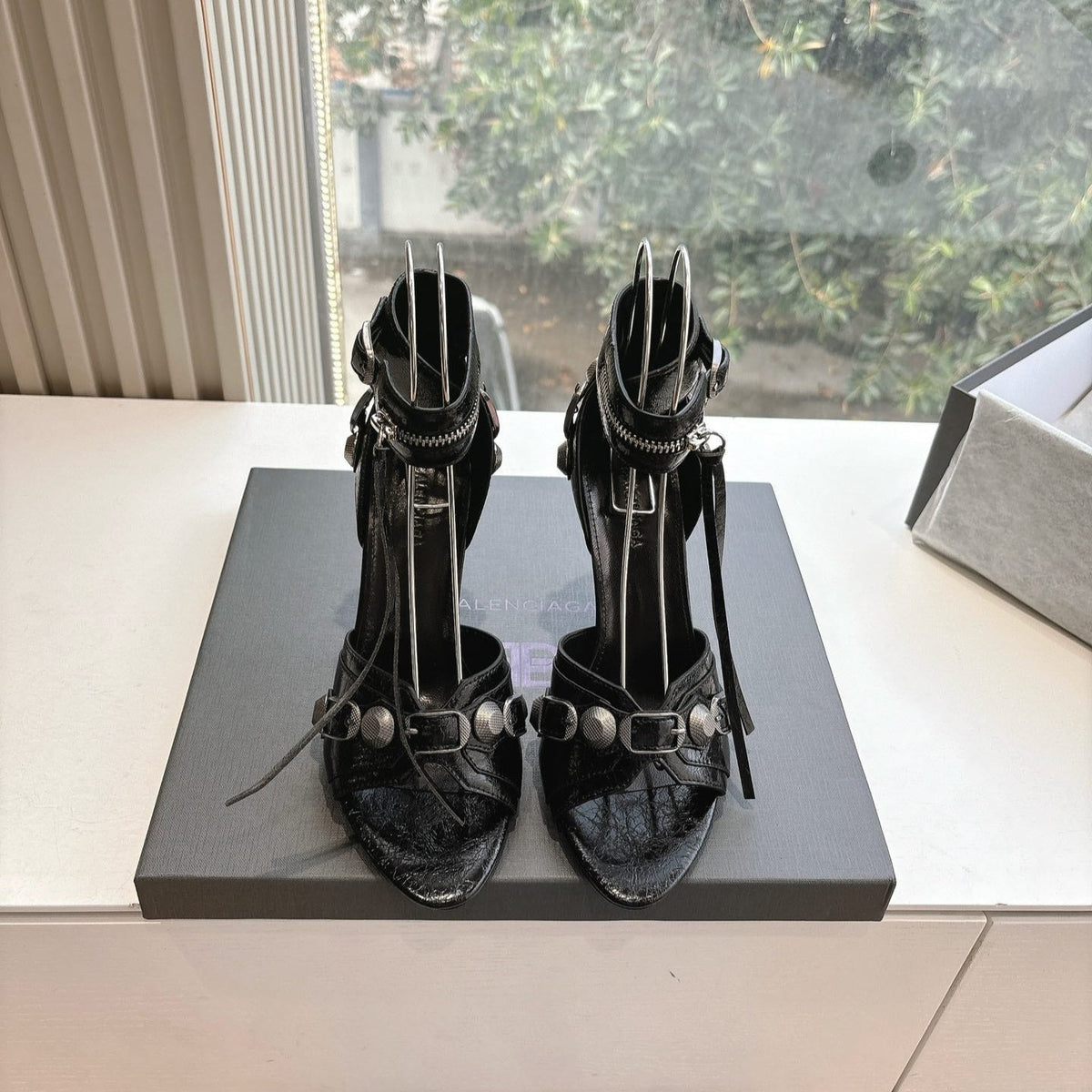 CAGOLE HIGH-HEEL SANDALS IN BLACK LAMBSKIN