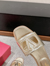 VLOGO CUT-OUT GOLD CALFSKIN SLIDE SANDAL