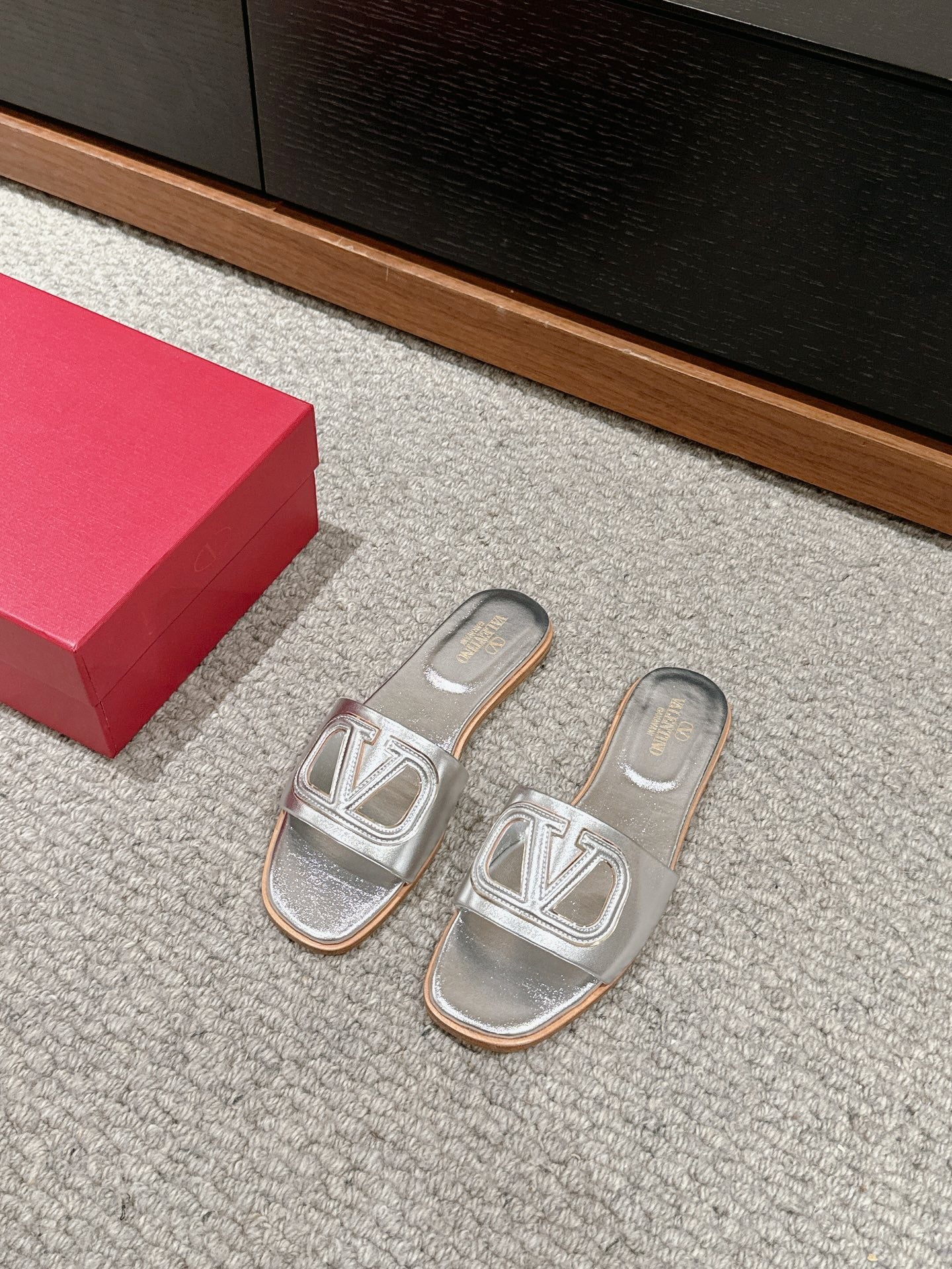 VLOGO CUT-OUT SILVER CALFSKIN SLIDE SANDAL