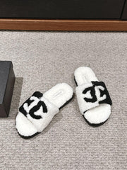 CC SLIPPERS IN WHITE MIX BLACK FLEECE