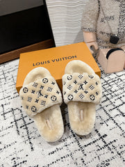 SLIPPER IN PEANUT BROWN WOOL WITH BLACK LOGO