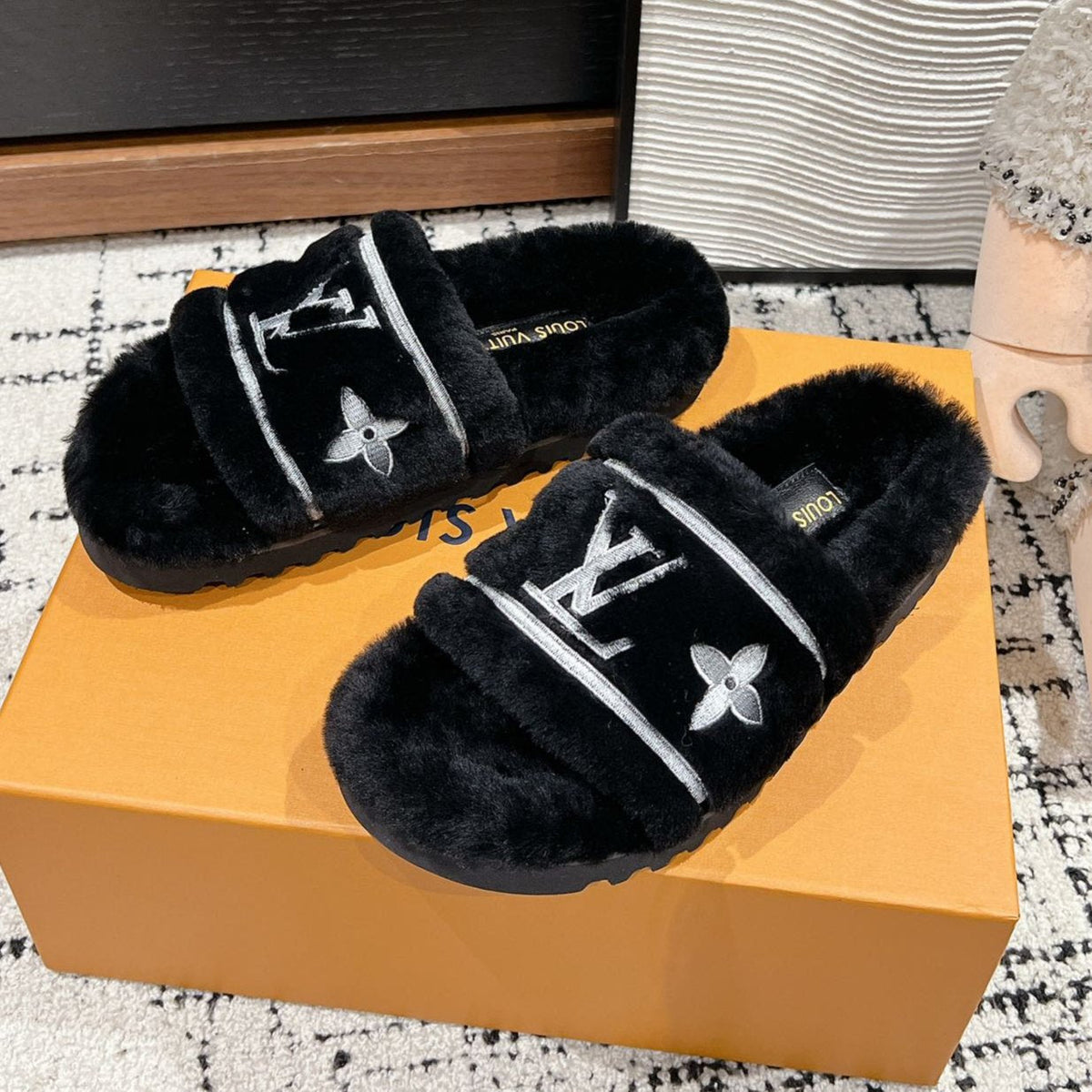 SLIPPER IN BLACK MIX WHITE FLEECE
