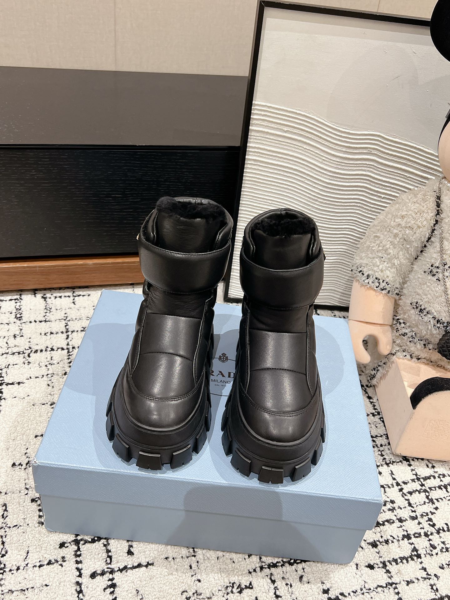 MONOLITH ANKLE BOOTS WITH STRAP IN BLACK CALFSKIN AND FLEECE LINING