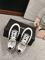 LACE-UP SNEAKERS IN BLACK CANVAS
