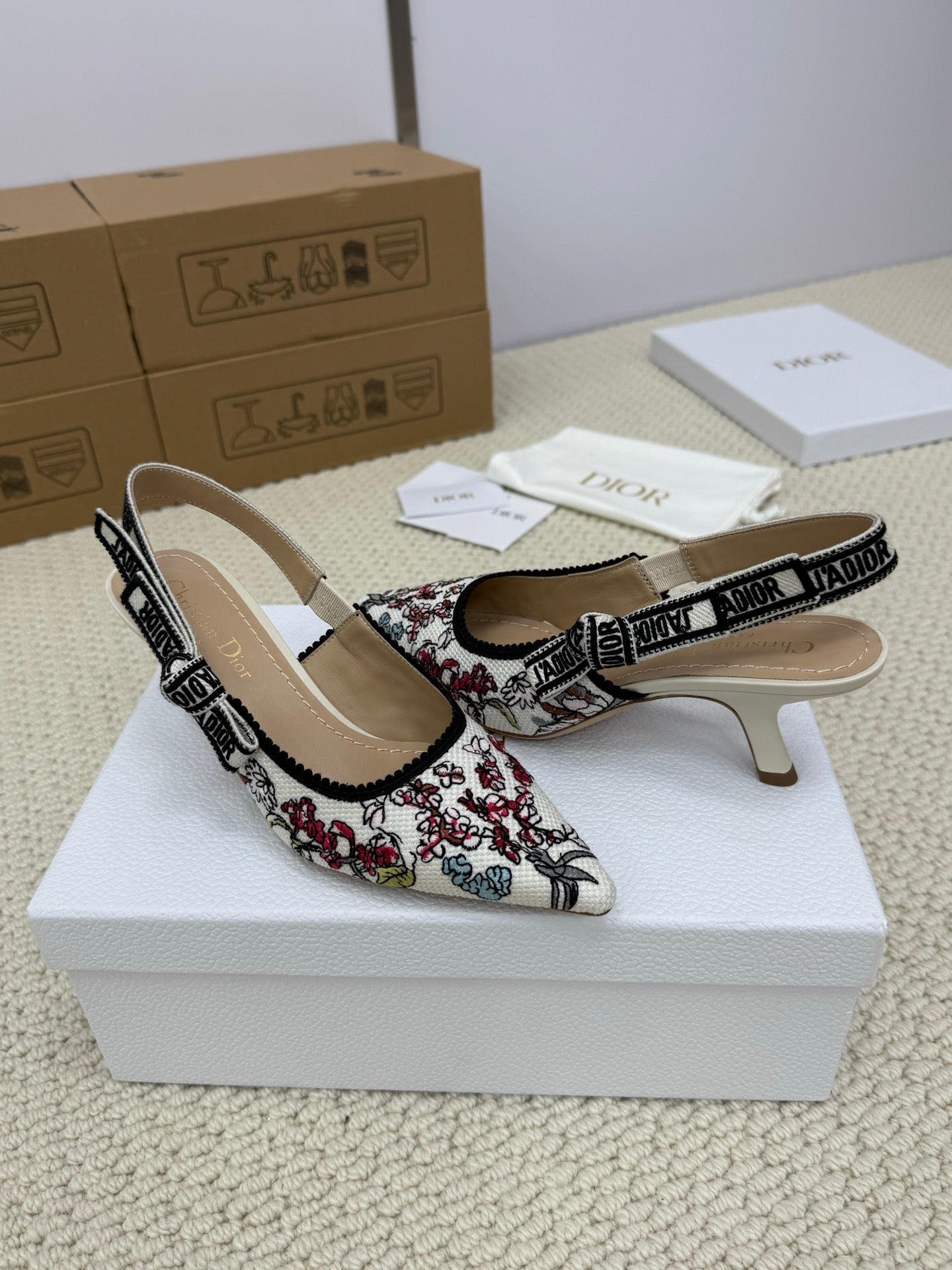 DIOR HIGH SLINGBACK 65 MM 25S IN WHITE FABRIC AND FLORAL PATTERN