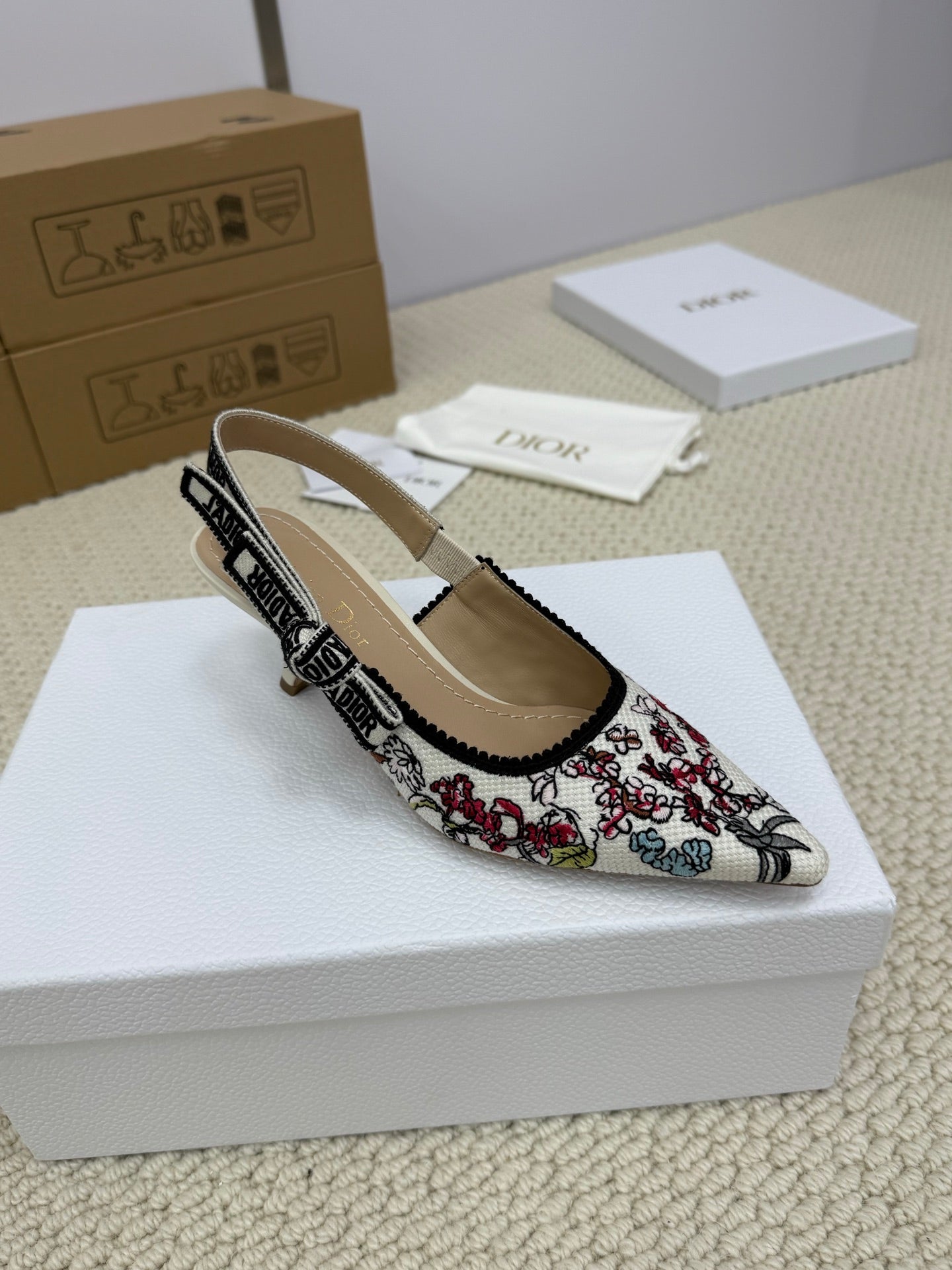 DIOR HIGH SLINGBACK 65 MM 25S IN WHITE FABRIC AND FLORAL PATTERN