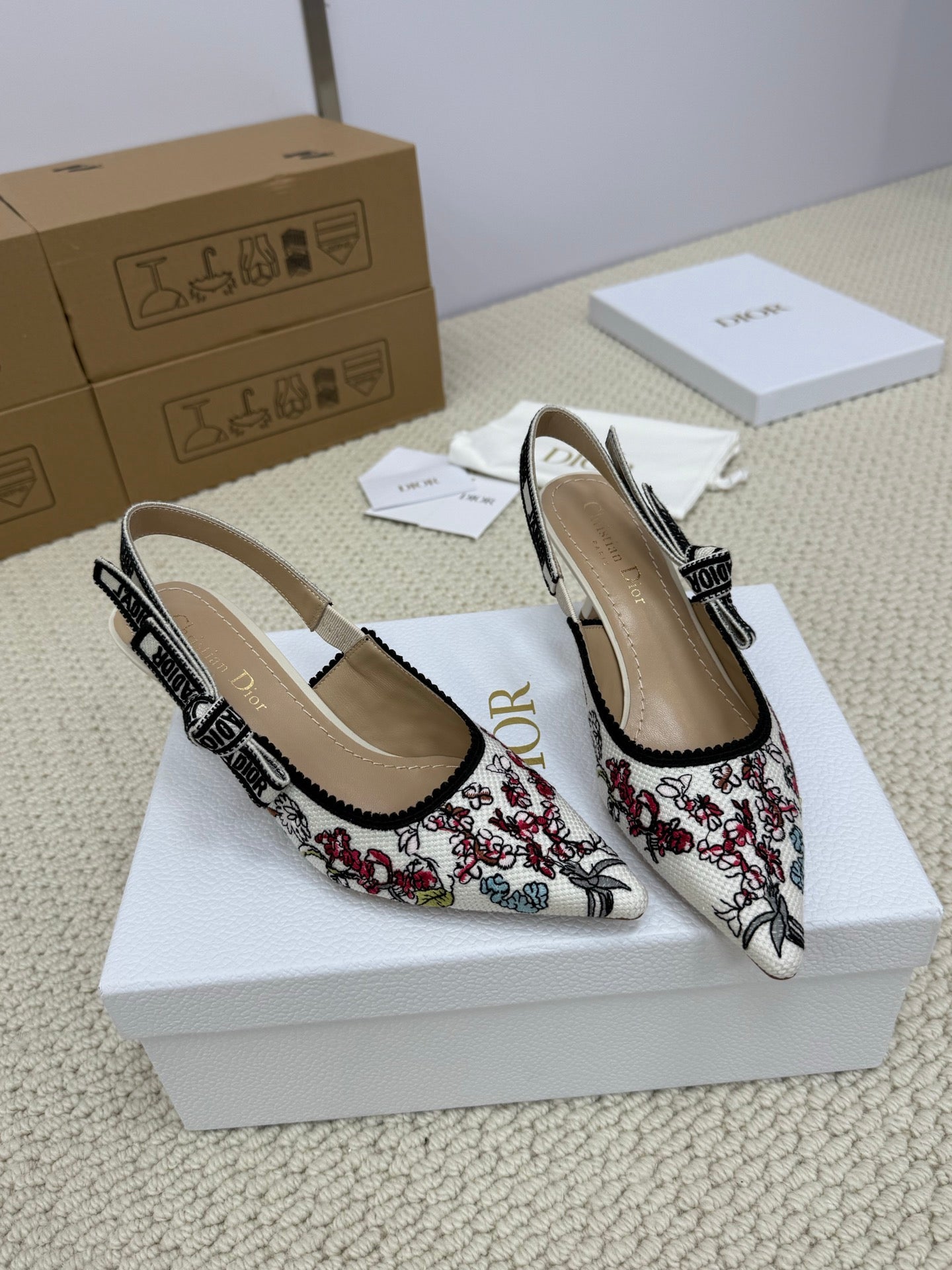 DIOR HIGH SLINGBACK 65 MM 25S IN WHITE FABRIC AND FLORAL PATTERN