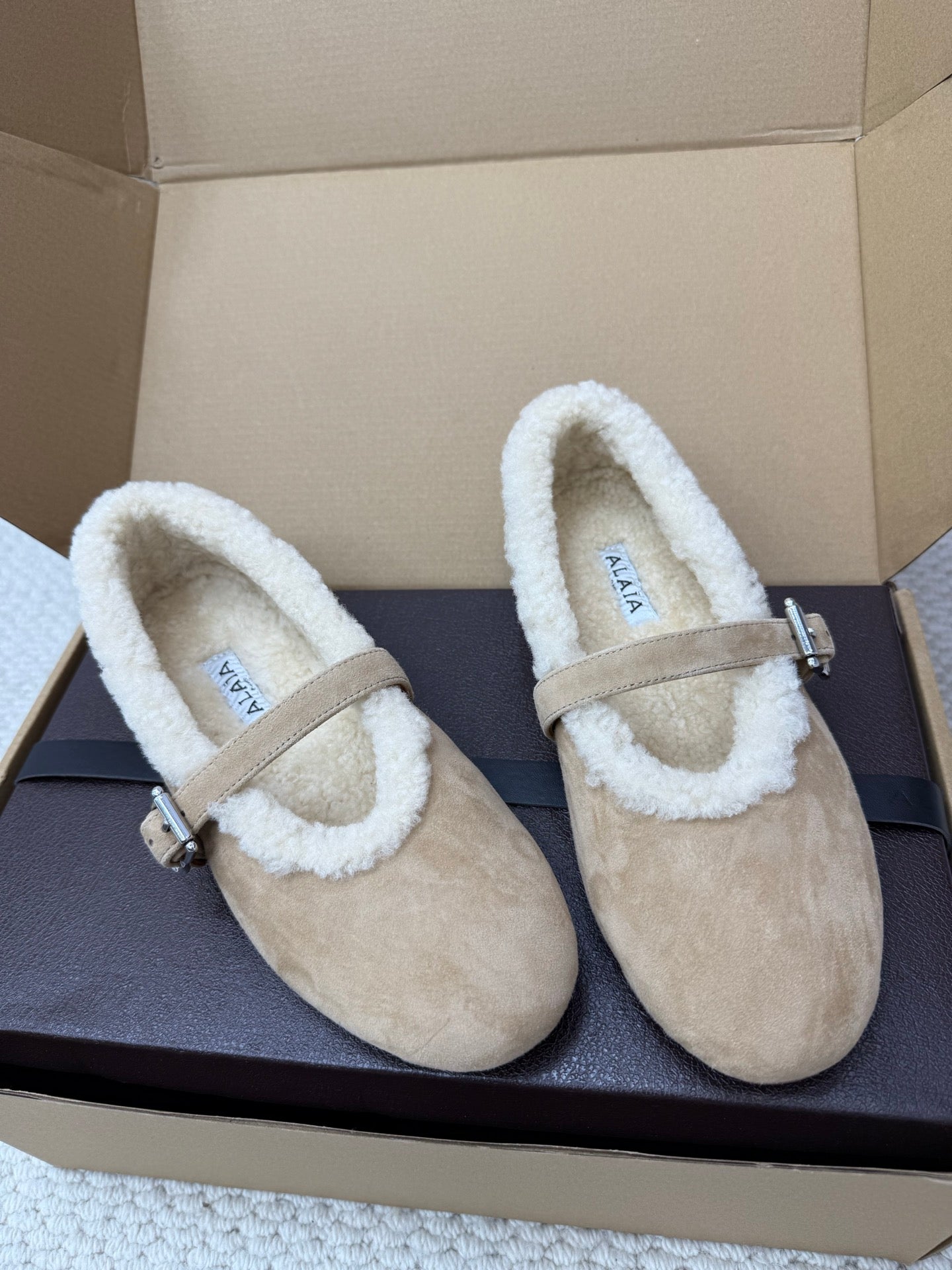 ALAIA 25S SHEARLING BALLET FLATS IN DARK BEIGE SUEDE