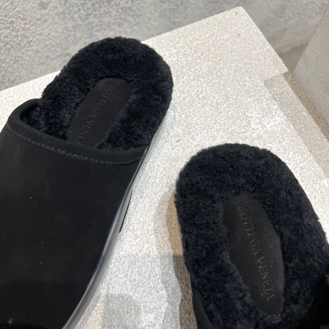 SNAP SLIPPER IN BLACK SUEDE AND SHEARLING LINING
