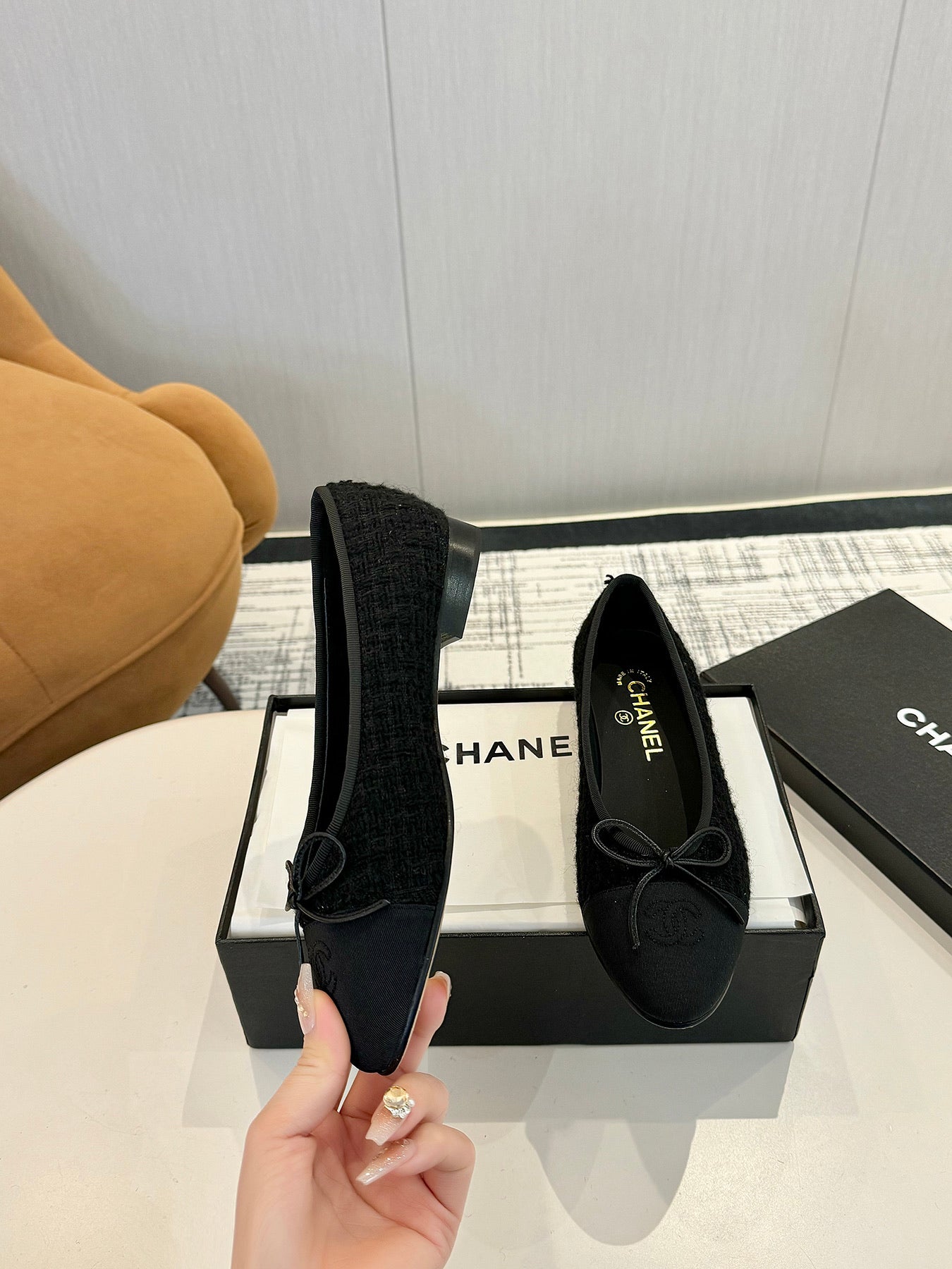 BALLET FLATS IN BLACK TWEED AND FABRIC