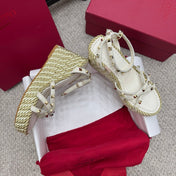 VLTN HIGH WEDGE STUDDED SANDALS 25S 100 MM IN CREAM WHITE CALFSKIN