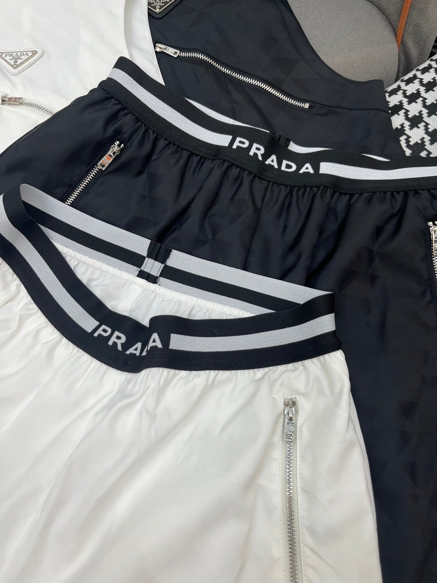 SLEEVELESS HOODIE AND SHORTS JACQUARD FABRIC 266715