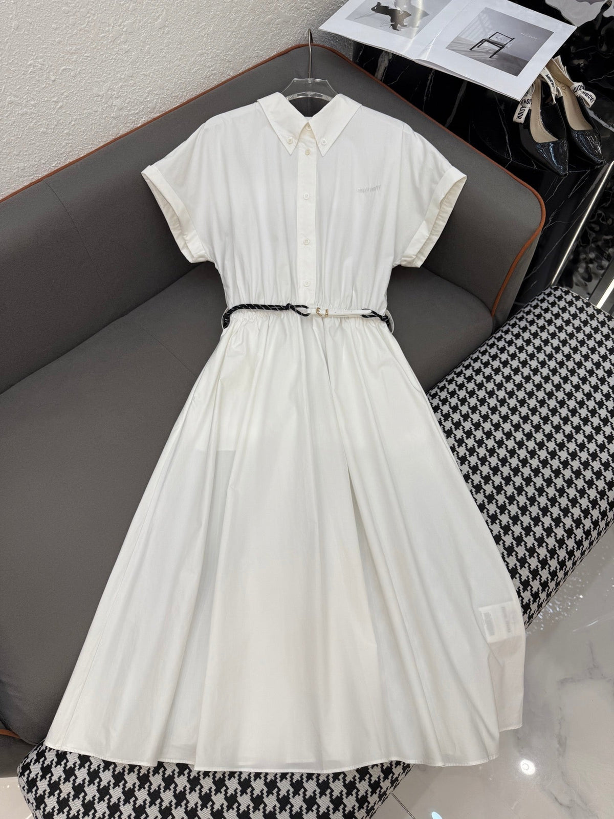 MM LONG DRESS IN WHITE TEXTURED FABRIC WITH BELT