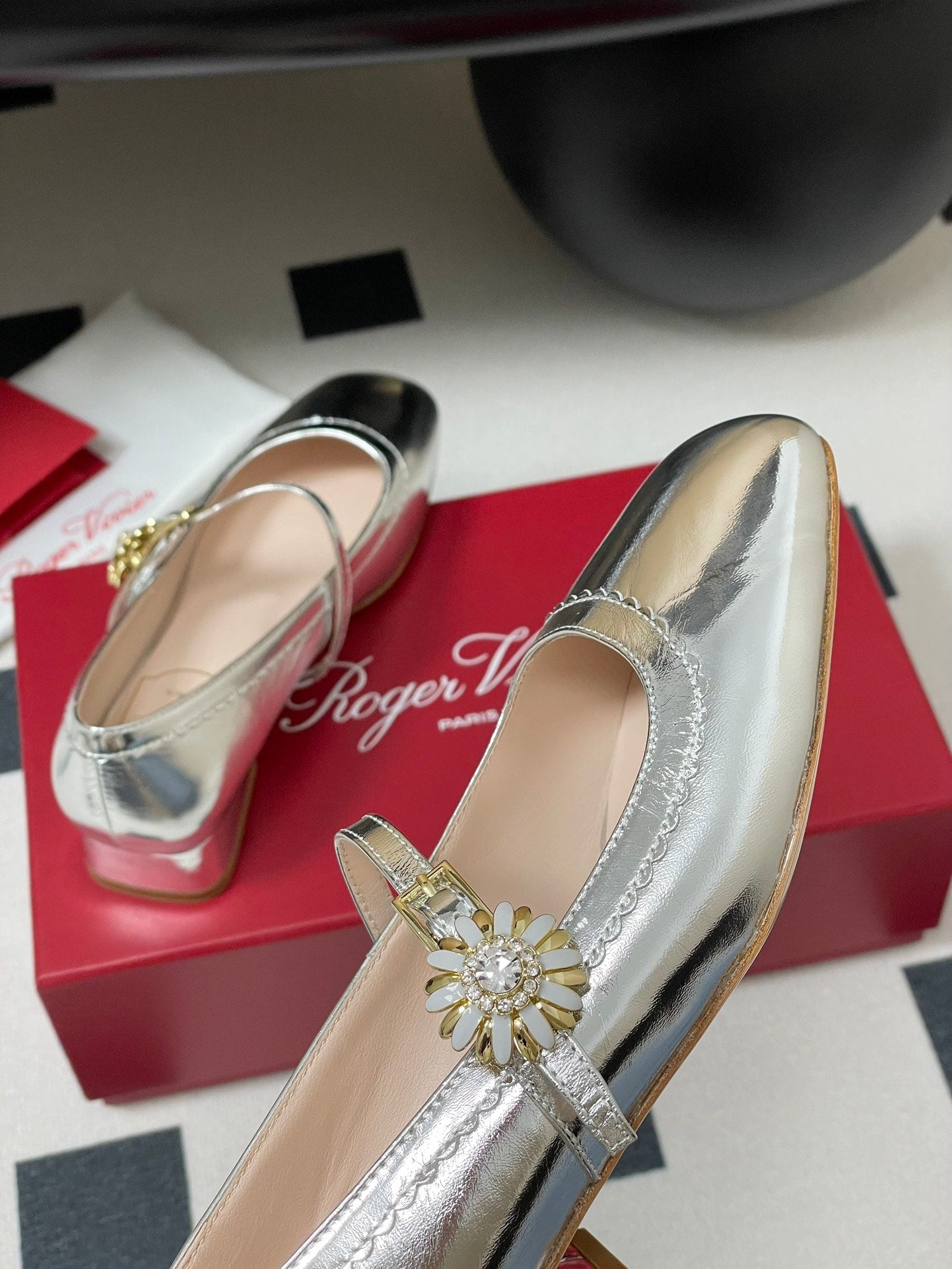 TRÈS VIVIER MARY JANE PUMPS IN SILVER PATENT CALFSKIN