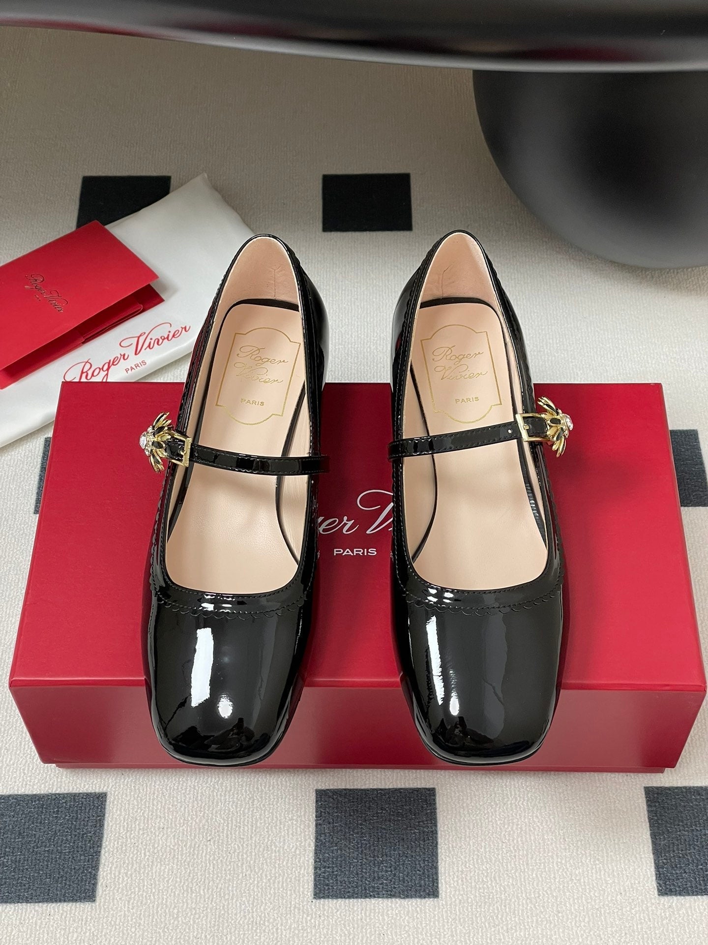 TRÈS VIVIER MARY JANE PUMPS IN BLACK PATENT CALFSKIN