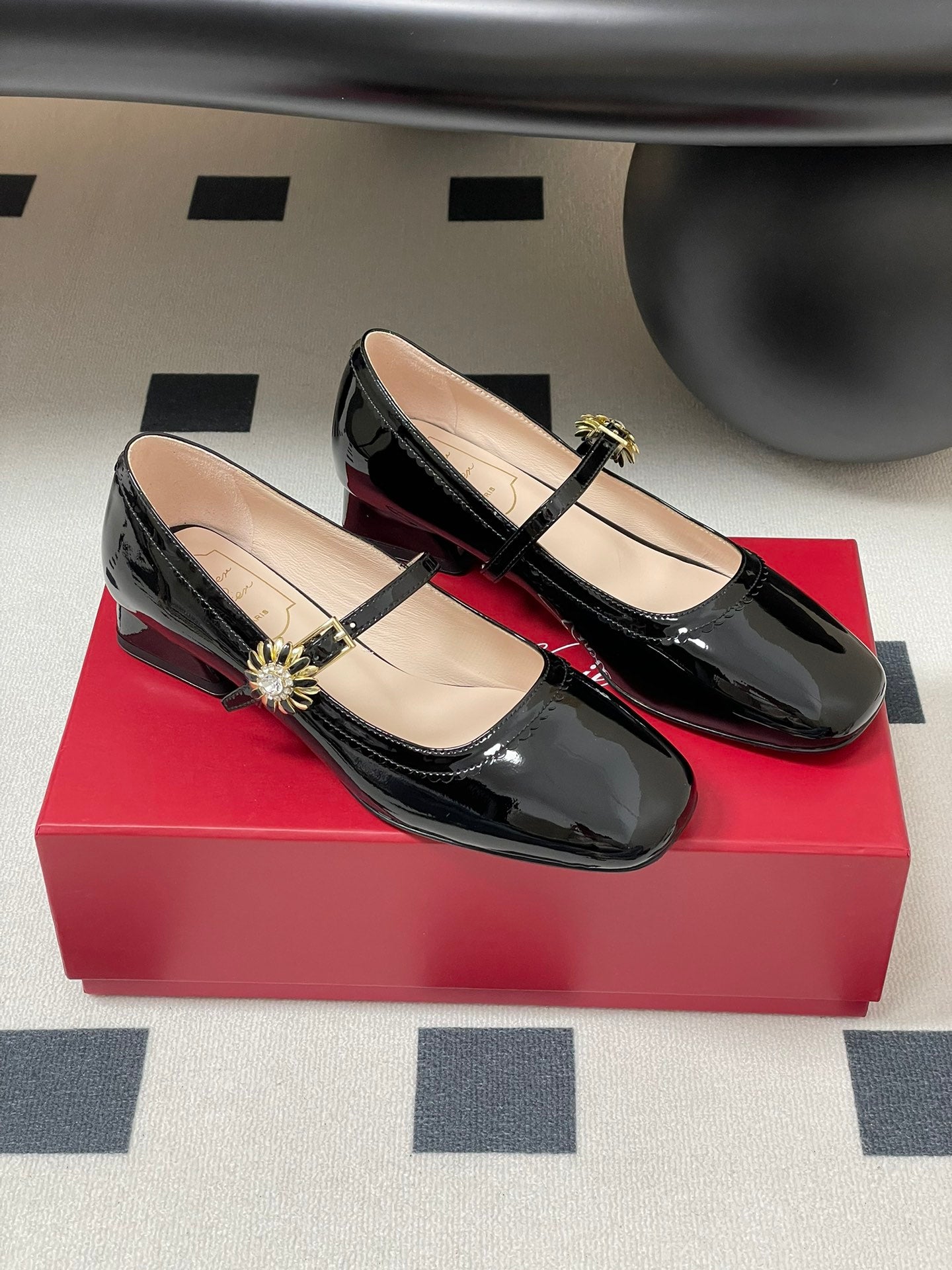 TRÈS VIVIER MARY JANE PUMPS IN BLACK PATENT CALFSKIN