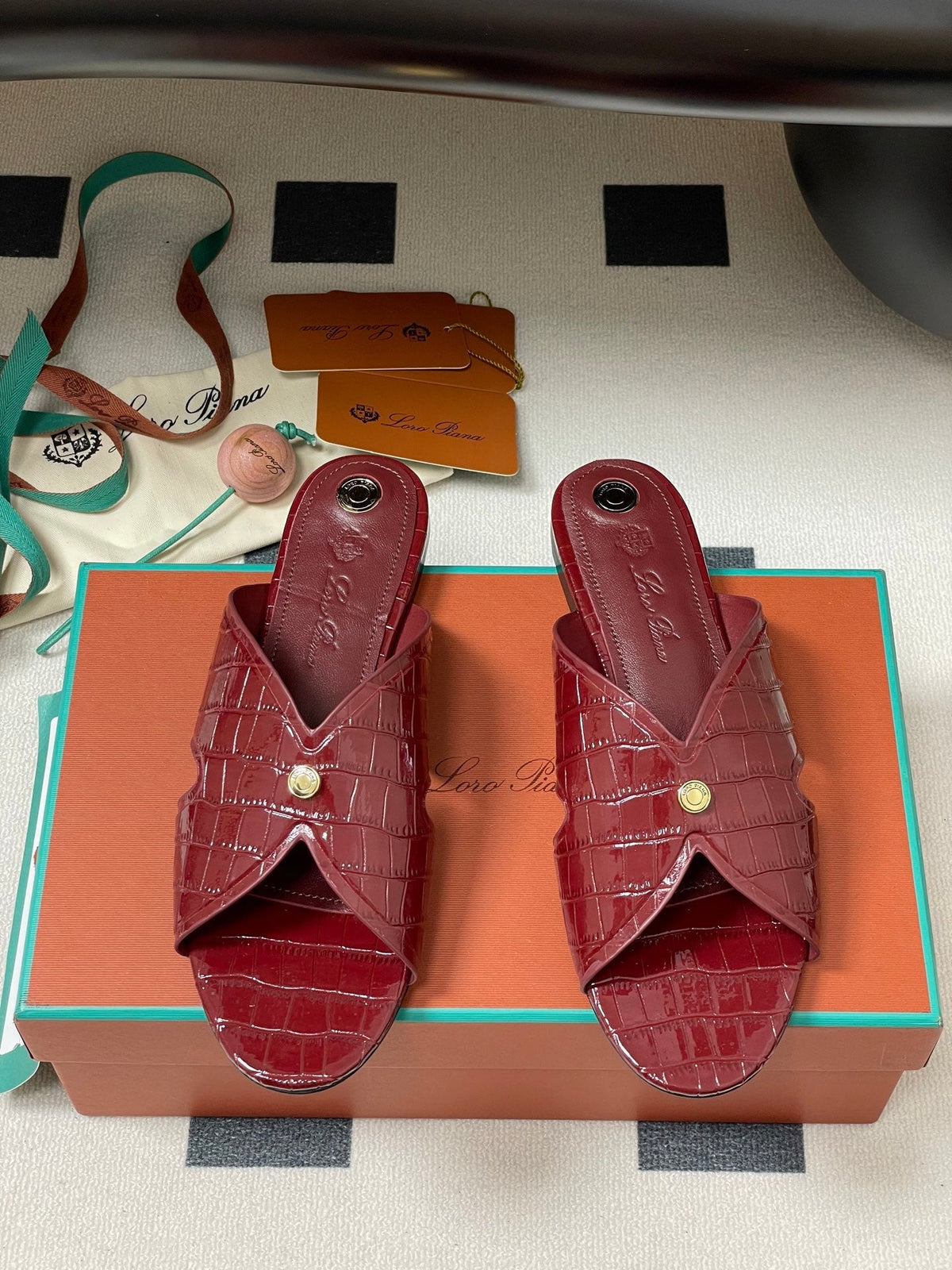 FLAT SLIPPERS IN RED CALFSKIN SNAKE EMBOSSING