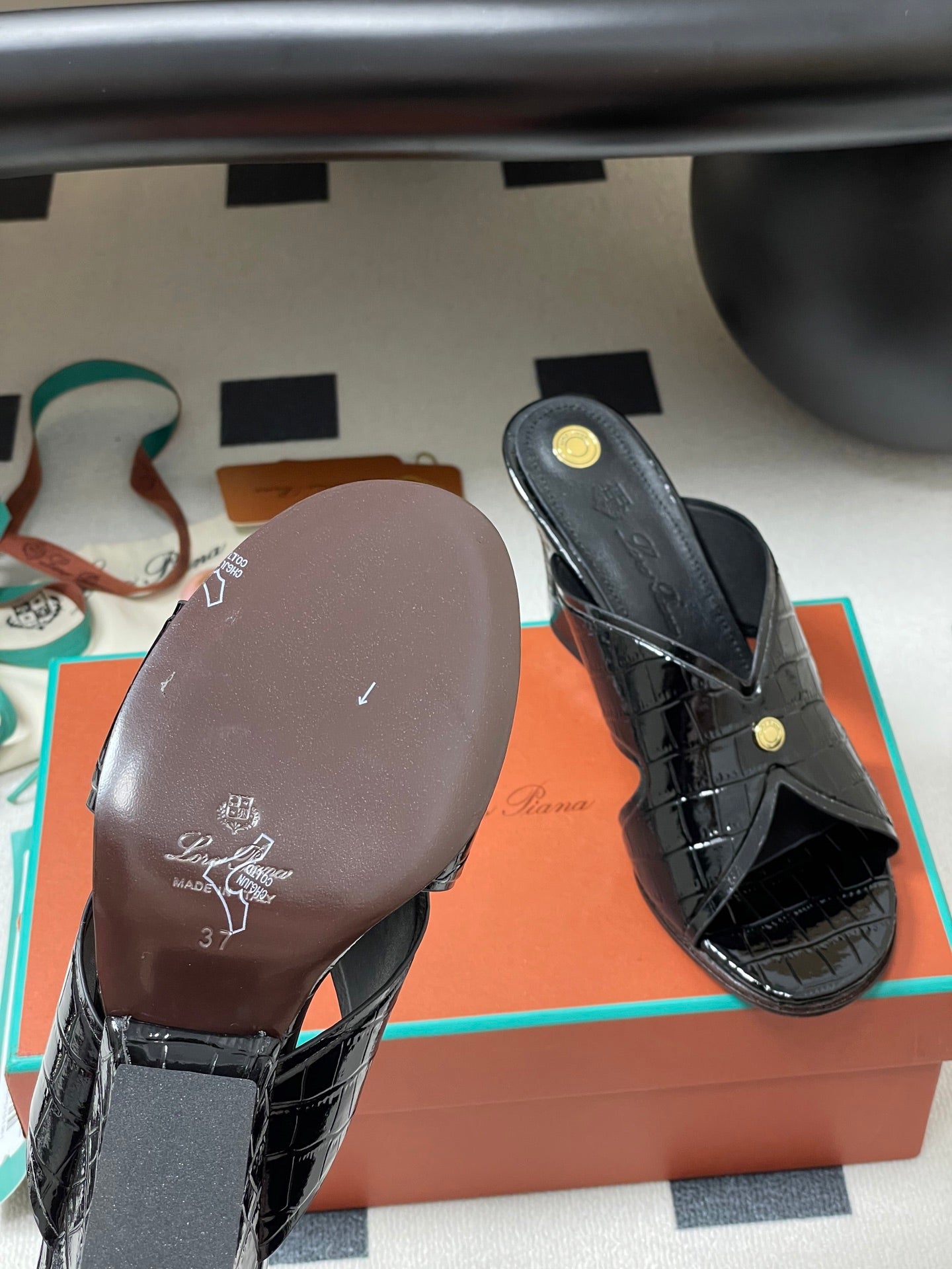 HIGH HEELS 80 MM IN BLACK CALFSKIN SNAKE EMBOSSING