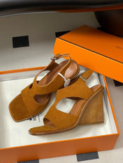 HM 25S KALYA WEDGE SANDAL 100 MM IN BROWN SUEDE