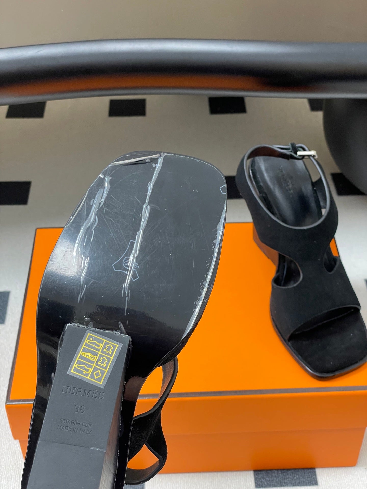 HM 25S KALYA WEDGE SANDAL 100 MM IN BLACK SUEDE