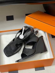 HM 25S KALYA WEDGE SANDAL 100 MM IN BLACK LAMBSKIN