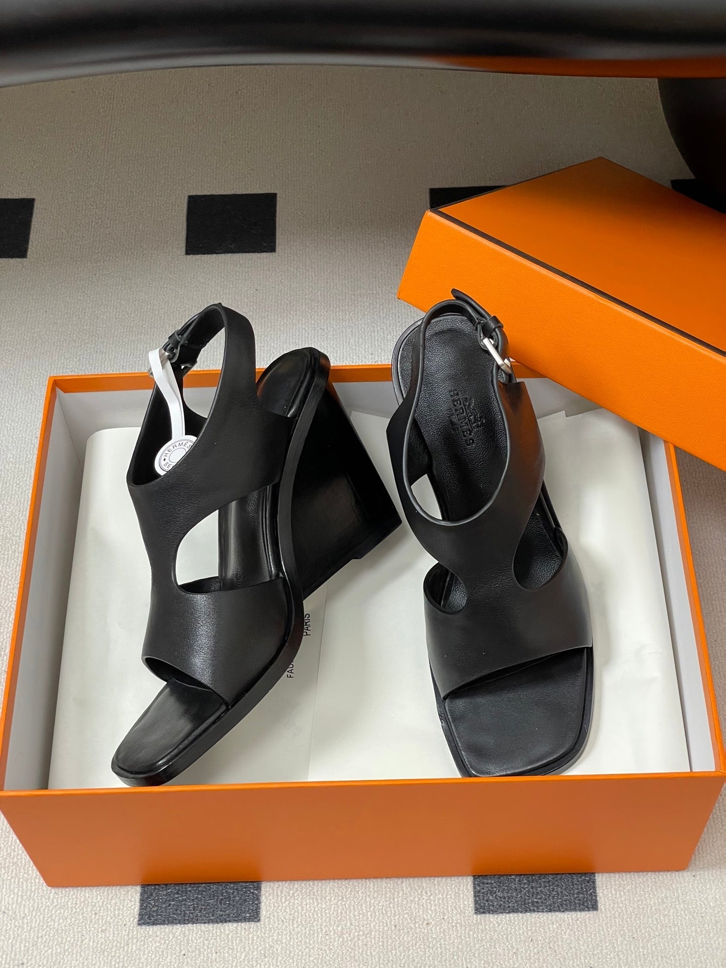 HM 25S KALYA WEDGE SANDAL 100 MM IN BLACK LAMBSKIN