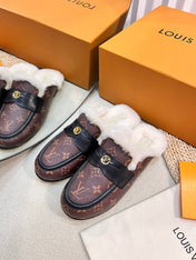 FLAT MULE IN CHESTNUT BROWN MONOGRAM CALFSKIN AND SHEARLING LINING