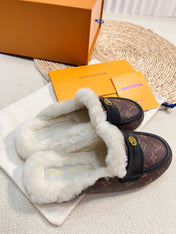 FLAT MULE IN CHESTNUT BROWN MONOGRAM CALFSKIN AND SHEARLING LINING